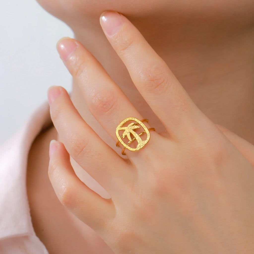 Palm tree motif ring in gold
