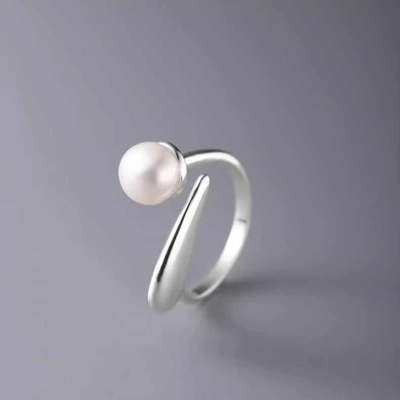 Charming Women’s Pearl Ring
