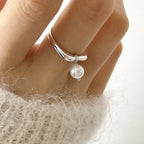 Women's Band Ring with White Pearl in Zircon