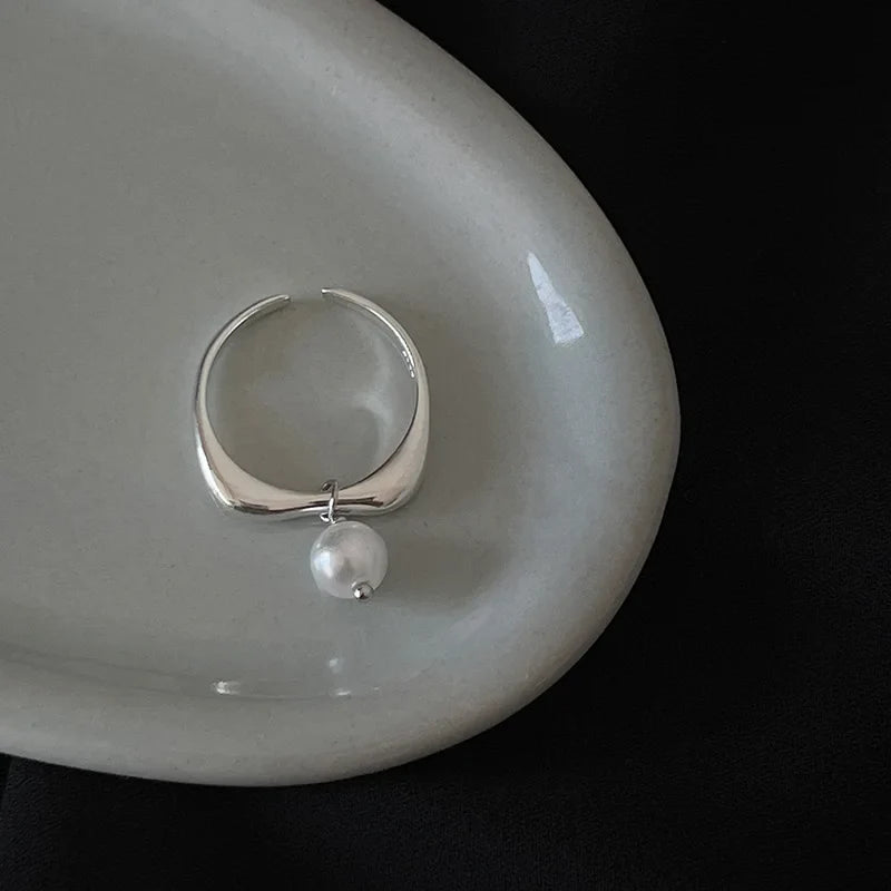 Women's Band Ring with White Pearl in Zircon