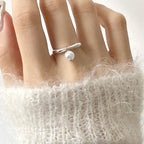 Women's Band Ring with White Pearl in Zircon