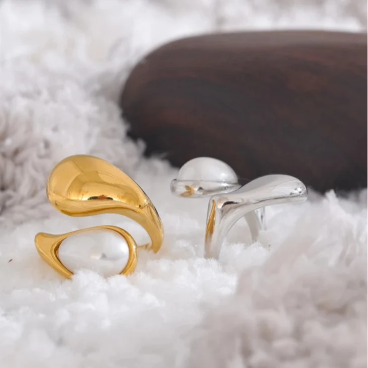 White Pearl Water Drop Band Ring gold