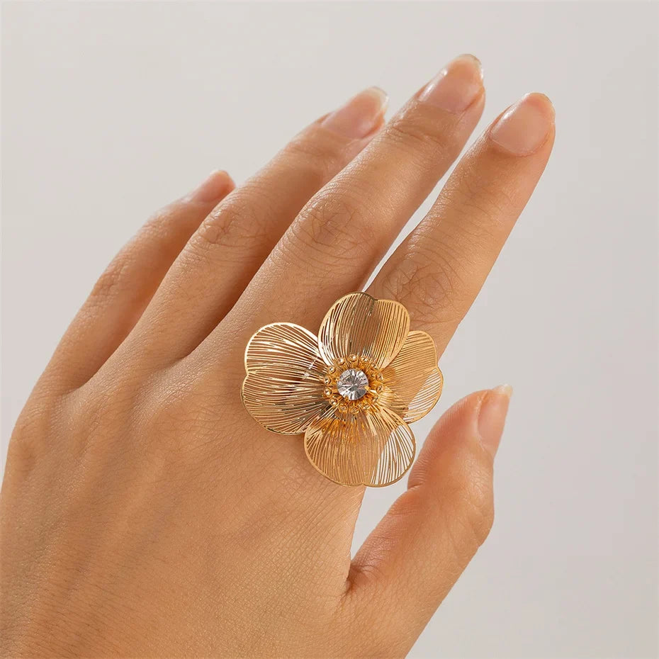 Delicate Large Flower Band Ring gold