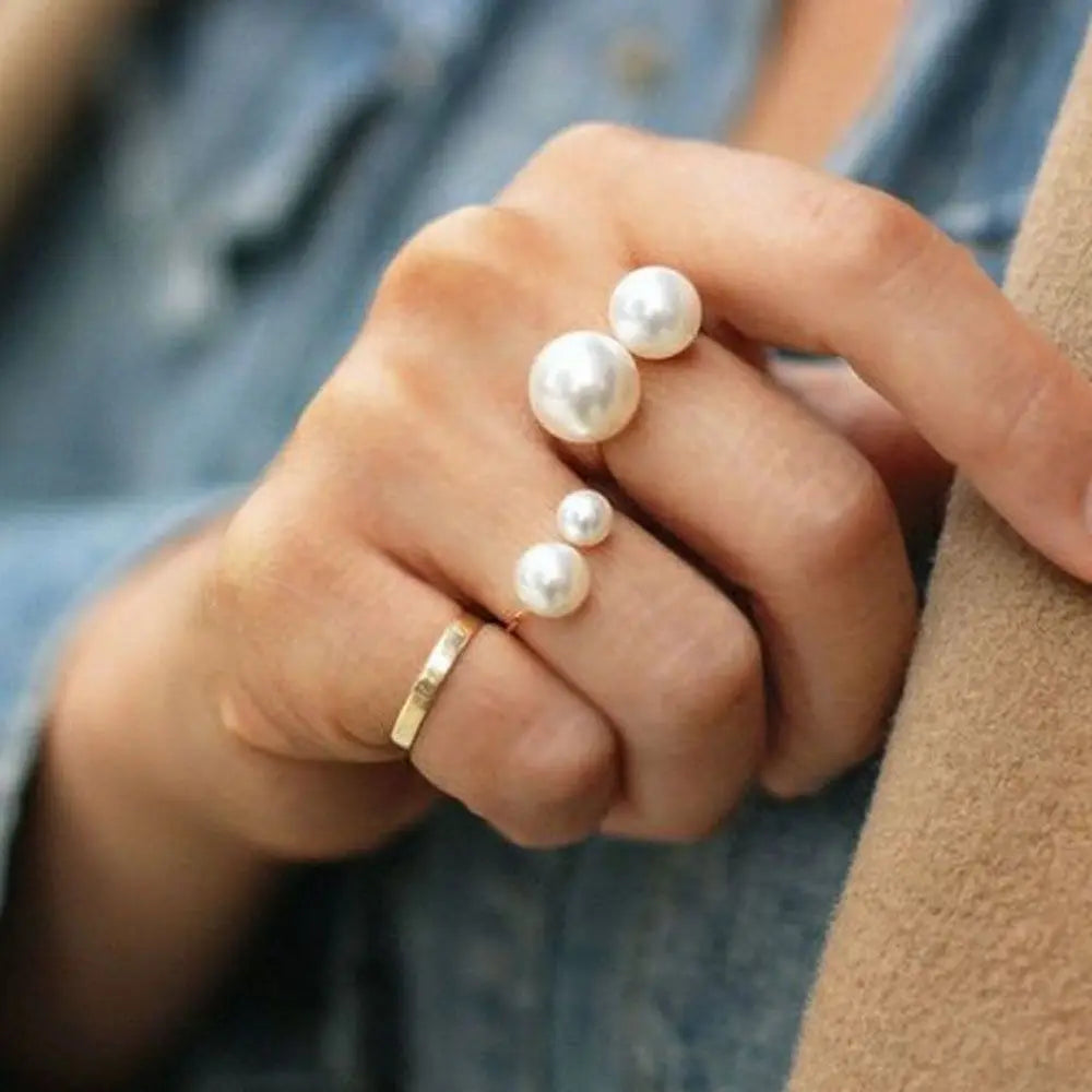 Retro-Style Band Ring with White Pearls gold