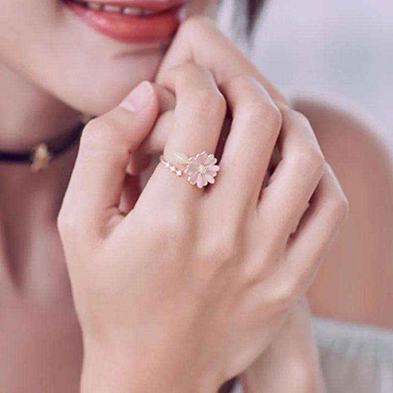 Ring with a Lovely Daisy Flower