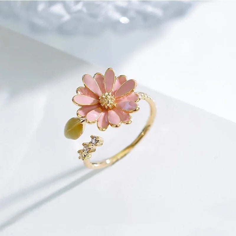Ring with a Lovely Daisy Flower