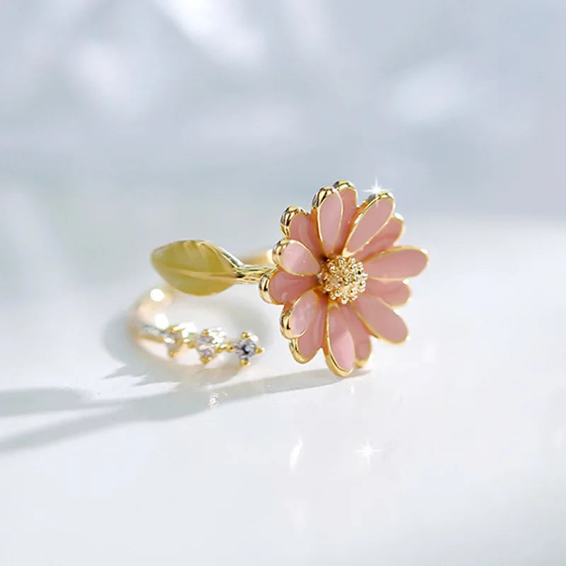 Ring with a Lovely Daisy Flower