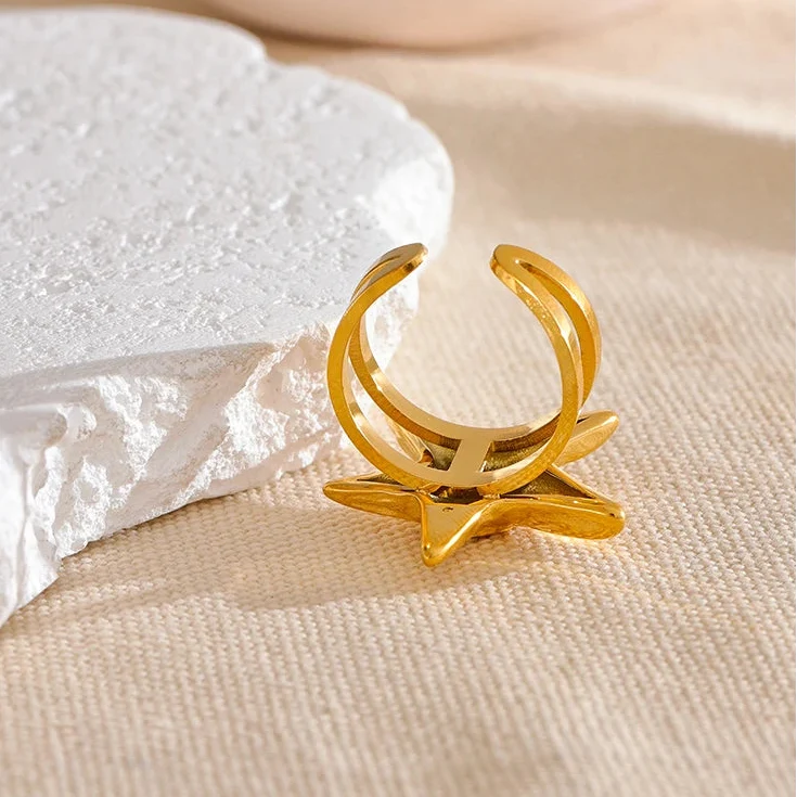 Gold-tone seashell and starfish ring for women