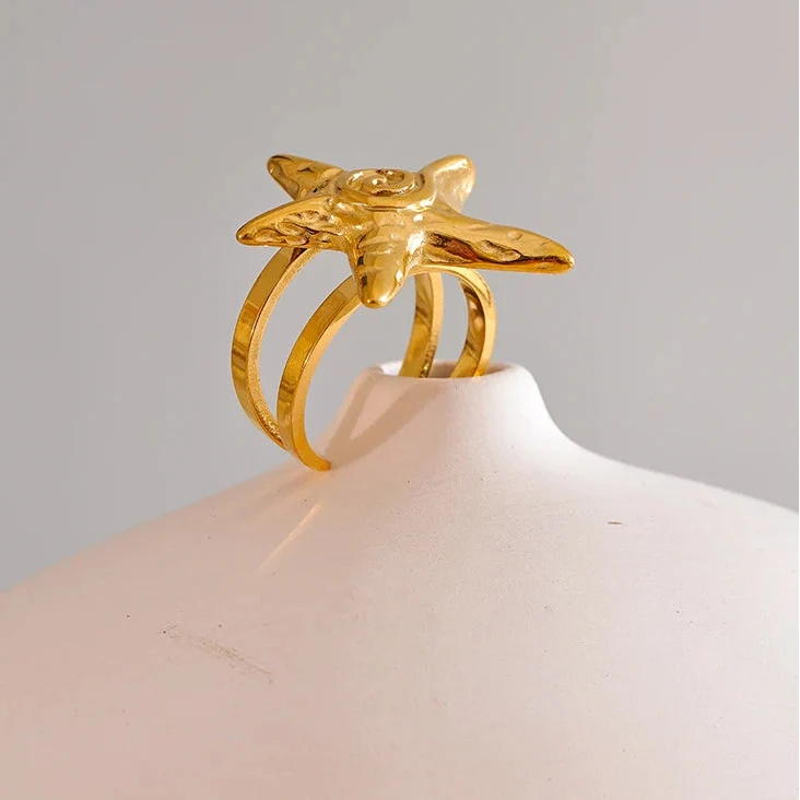 Gold-tone seashell and starfish ring for women