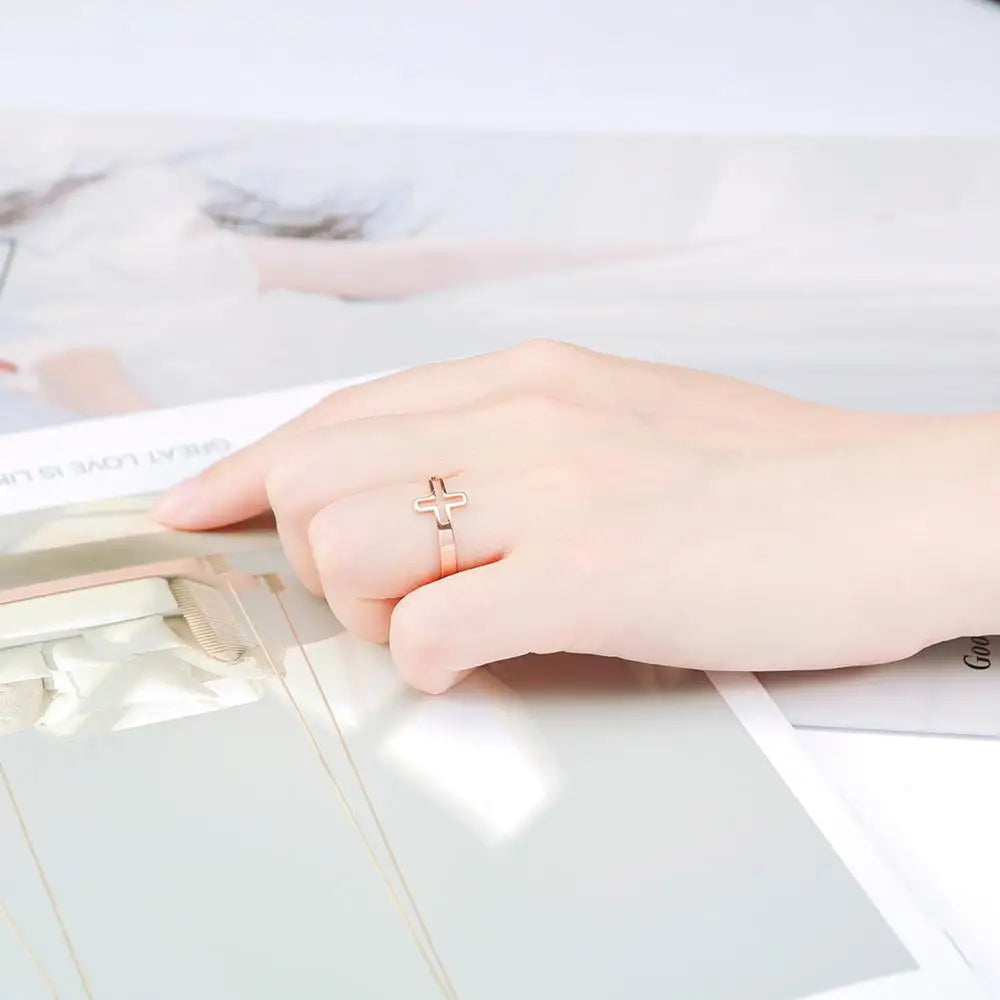 Discreet Cross Ring