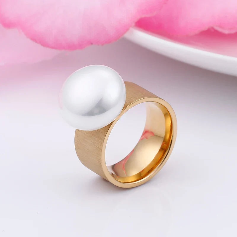 Retro-Style Ring with White Pearl Gold