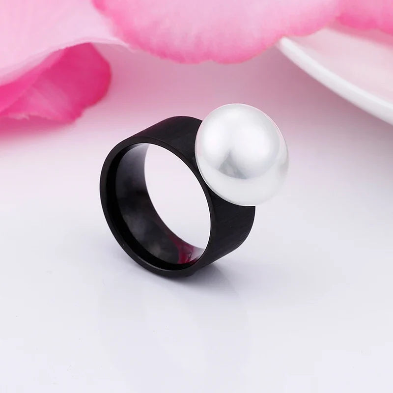 Retro-Style Ring with White Pearl Black