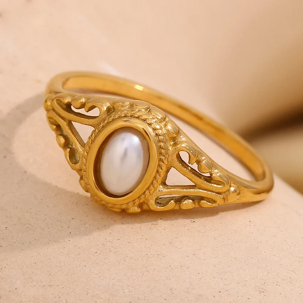 Vintage-Style Women's Ring with Pearl