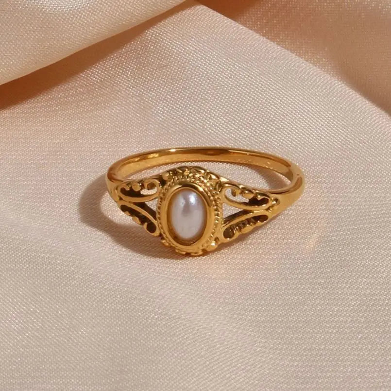 Vintage-Style Women's Ring with Pearl