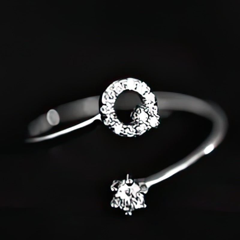 Women's initial ring - letter Q