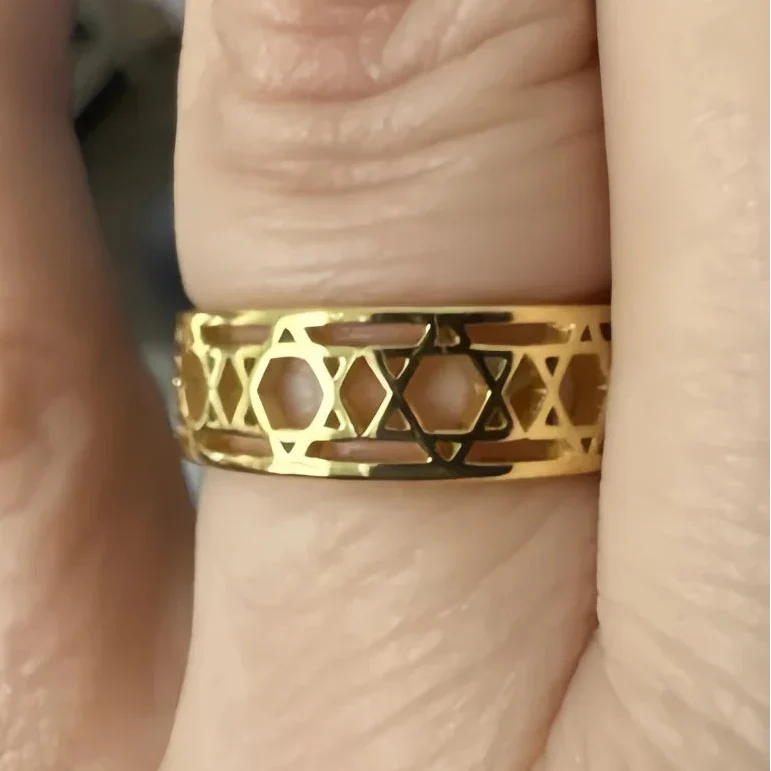 Women's ring with Jewish symbolic Star of David in gold