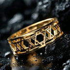 Women's ring with Jewish symbolic Star of David in gold