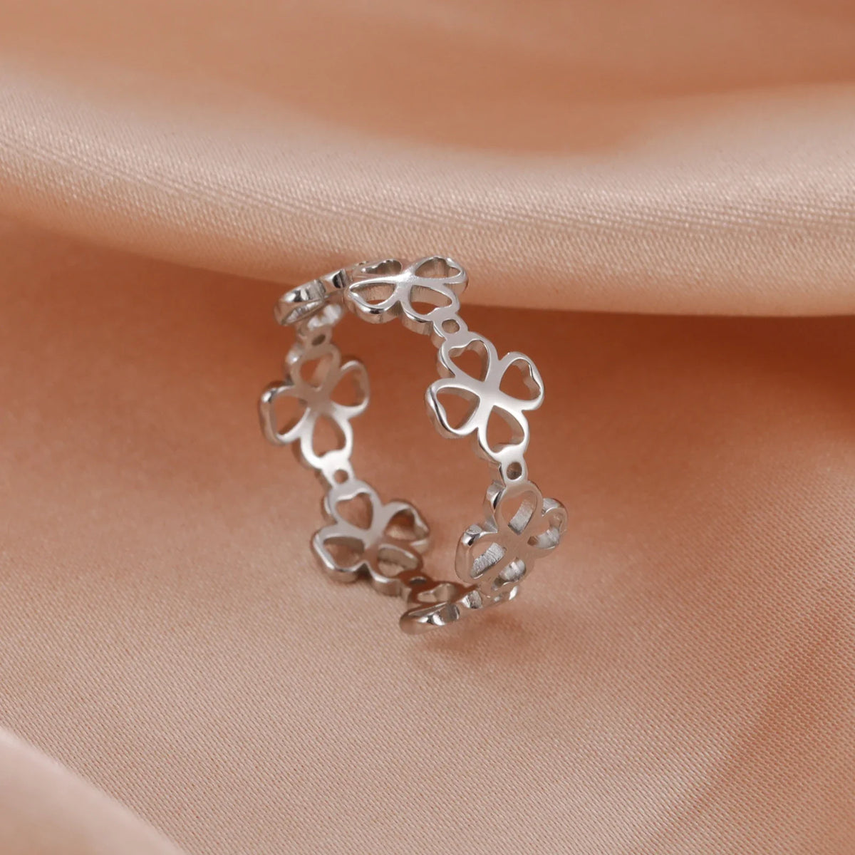 Retro Ring with Four-Leaf Clovers for Women silver