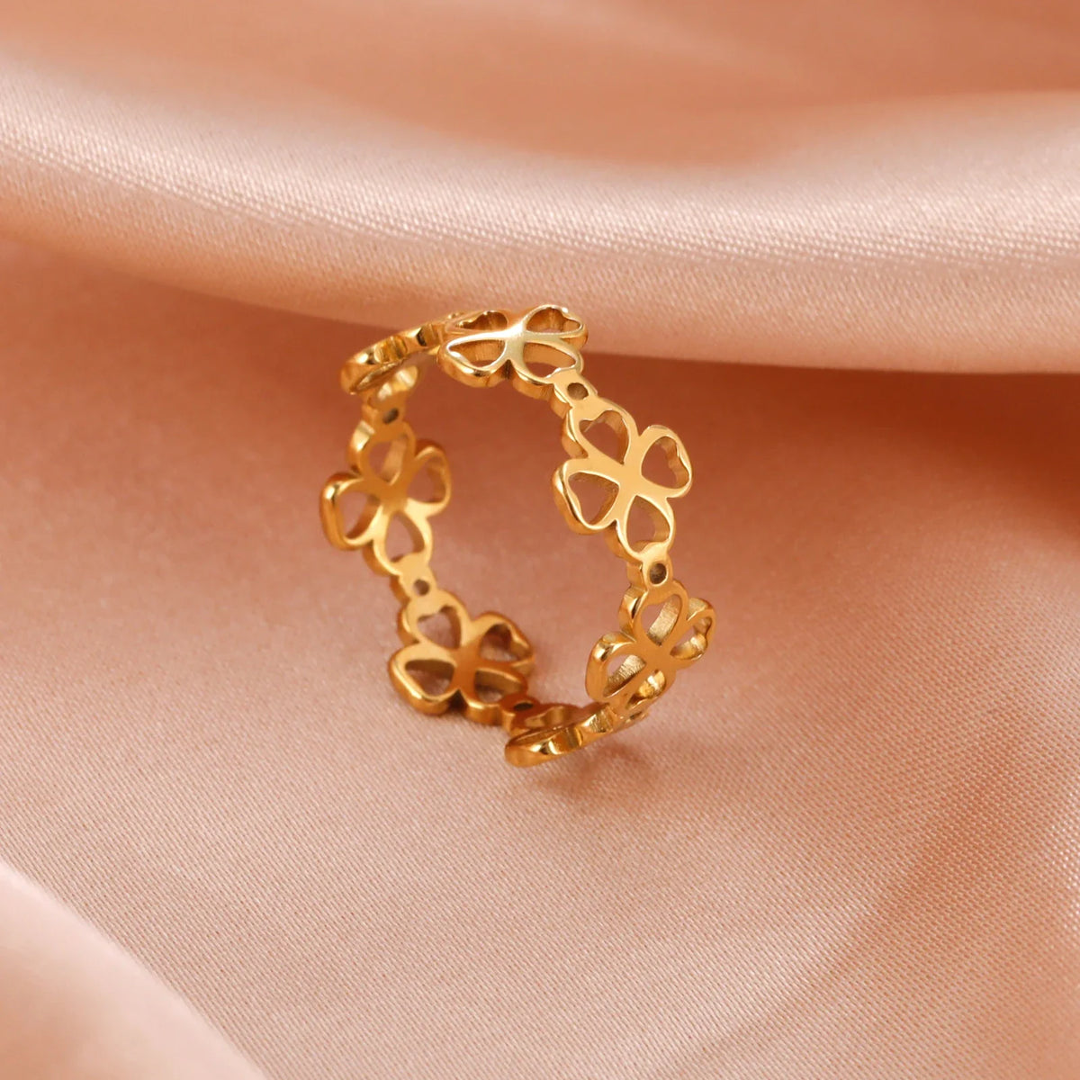 Retro Ring with Four-Leaf Clovers for Women gold