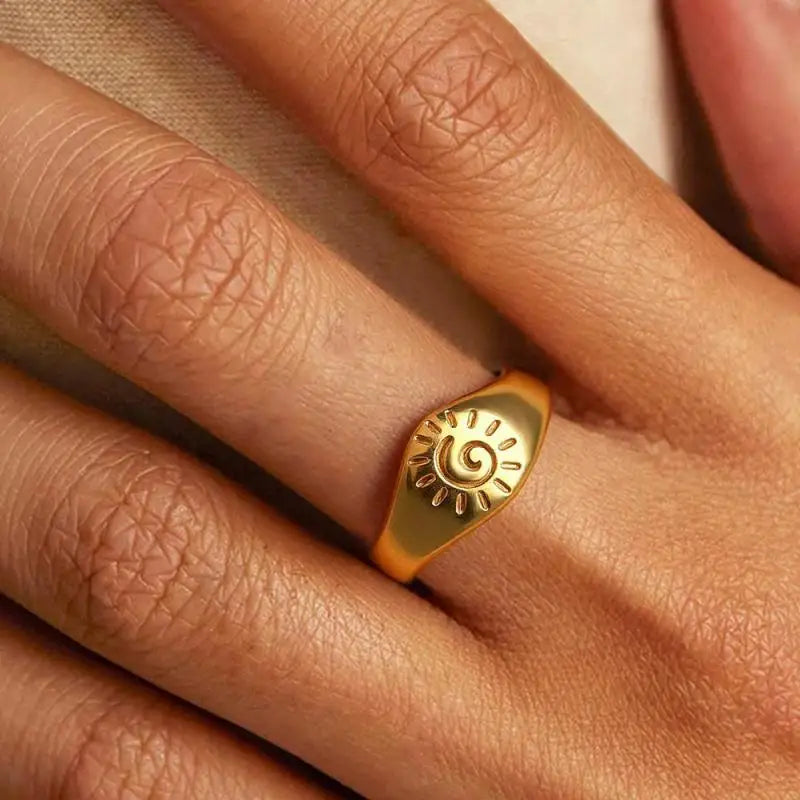 Retro Sun and Stars Ring gold