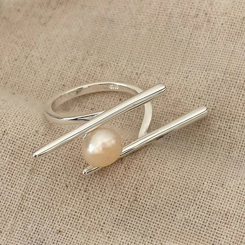 Stylish Ring with White Zircon Pearl
