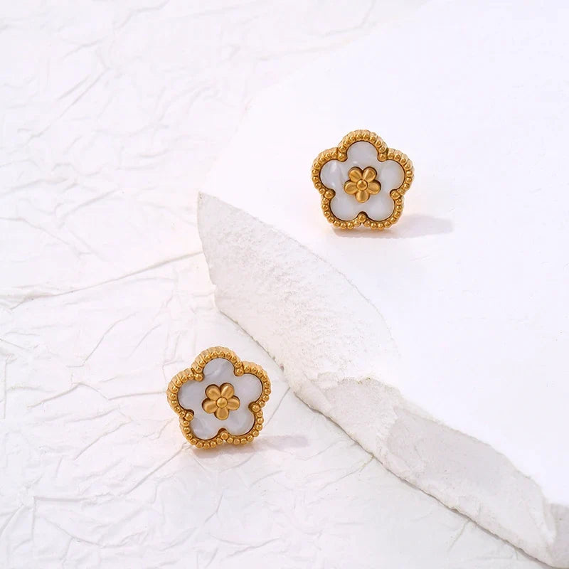 Five-Leaf Clover Stud Earrings white