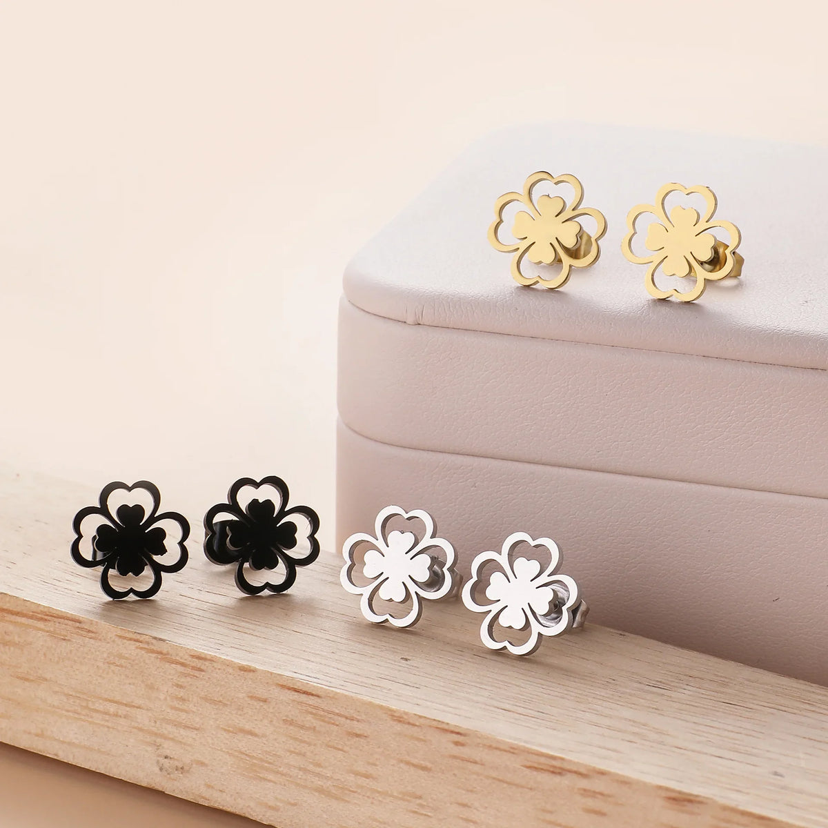 Four-Leaf Clover Leaf Stud Earrings in gold