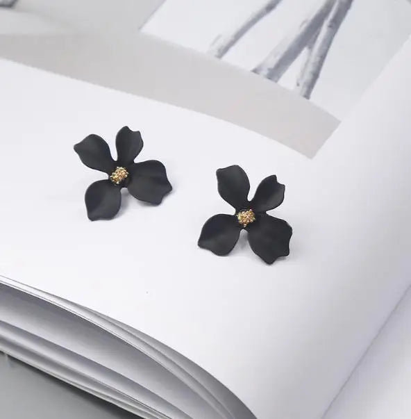 Four-Petal Flower Stud Earrings black