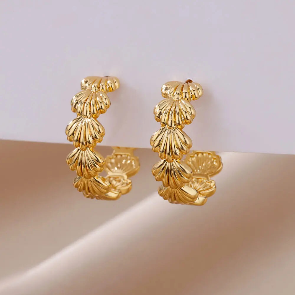 Women's shell earrings in gold
