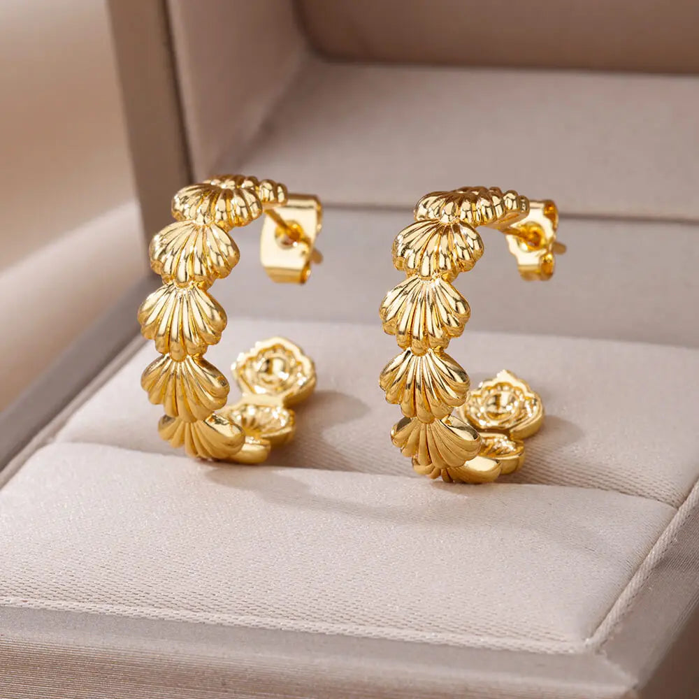 Women's shell earrings in gold