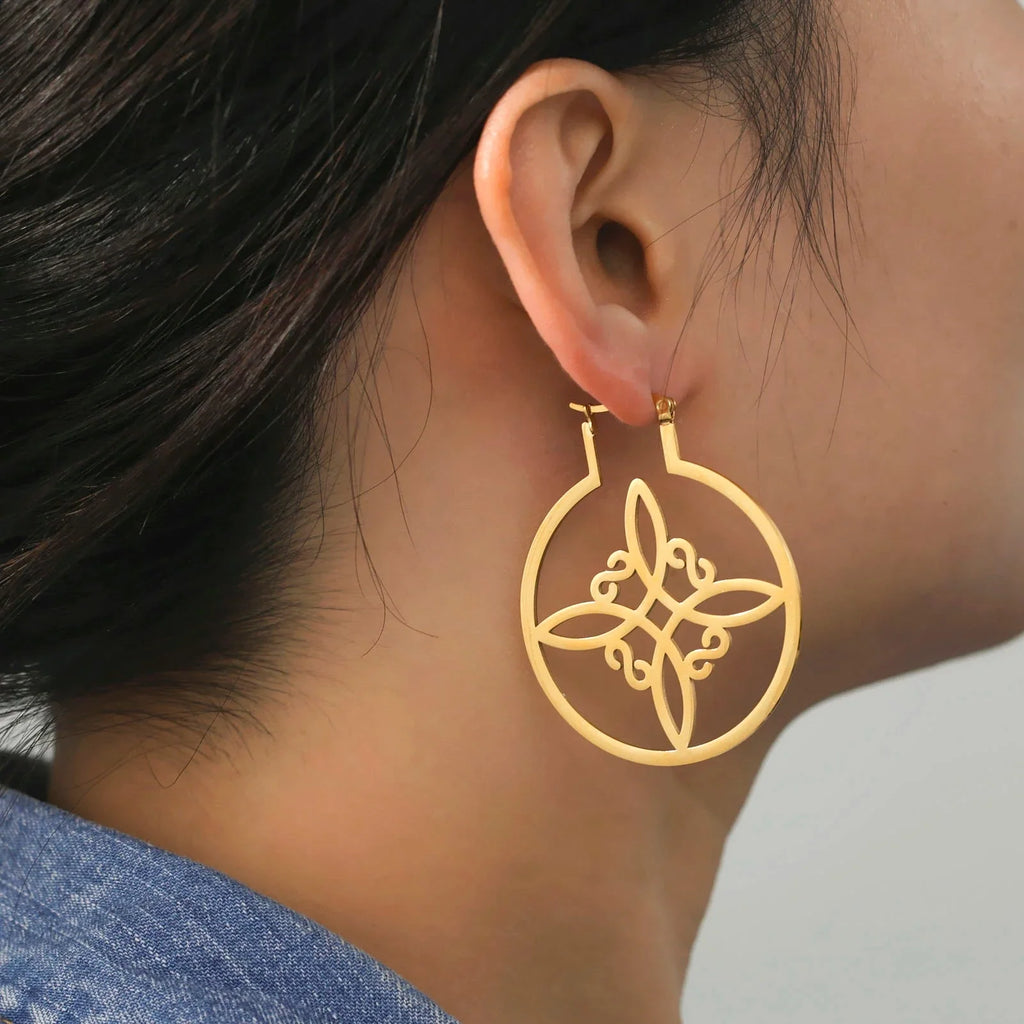 Wiccan Woman’s Protective Witch’s Knot Hoop Earrings in Gold