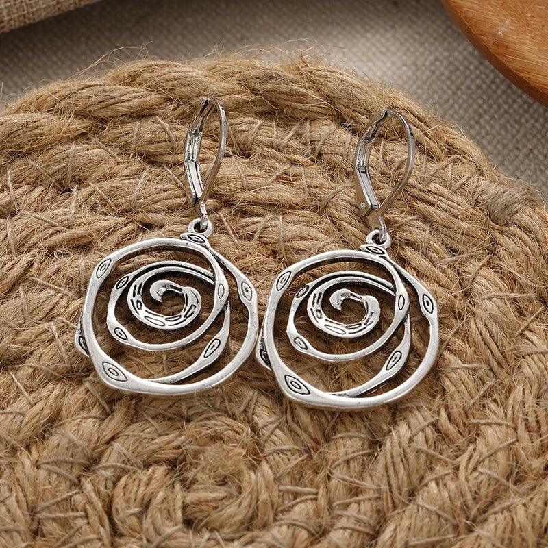 Drop earrings with engraved spiral