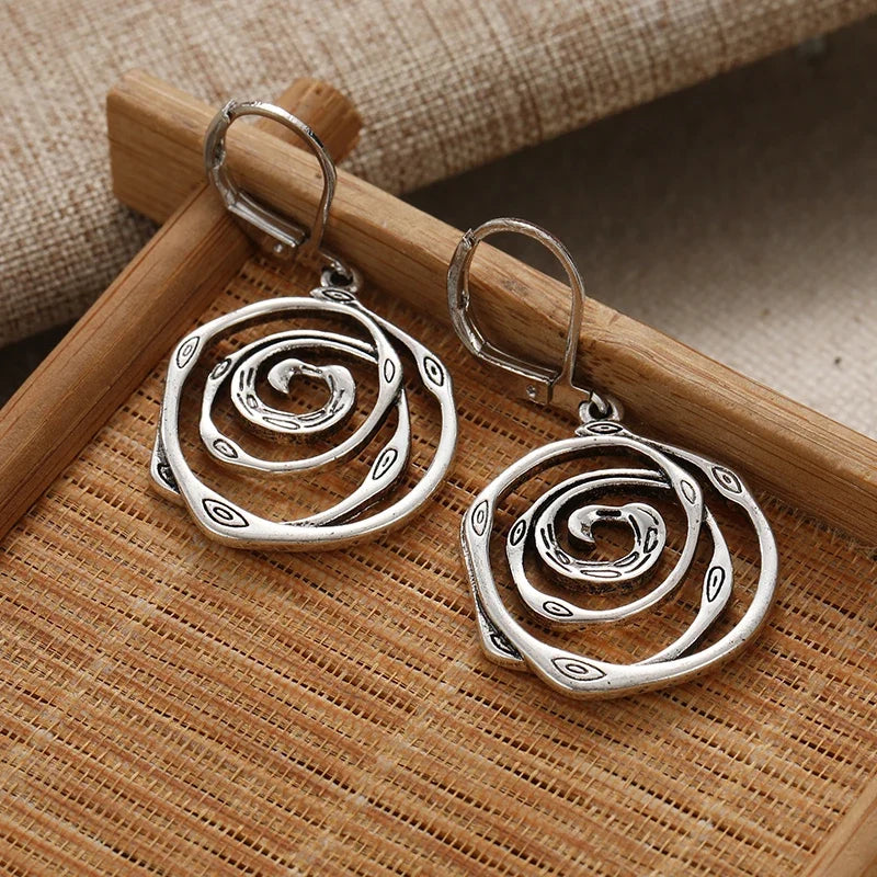 Drop earrings with engraved spiral
