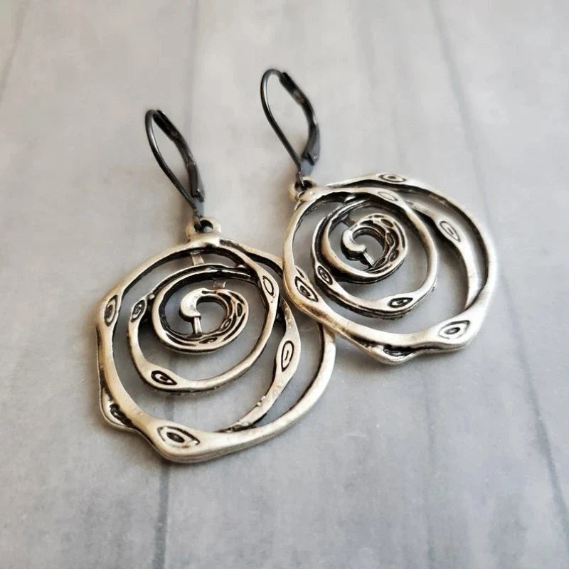 Drop earrings with engraved spiral