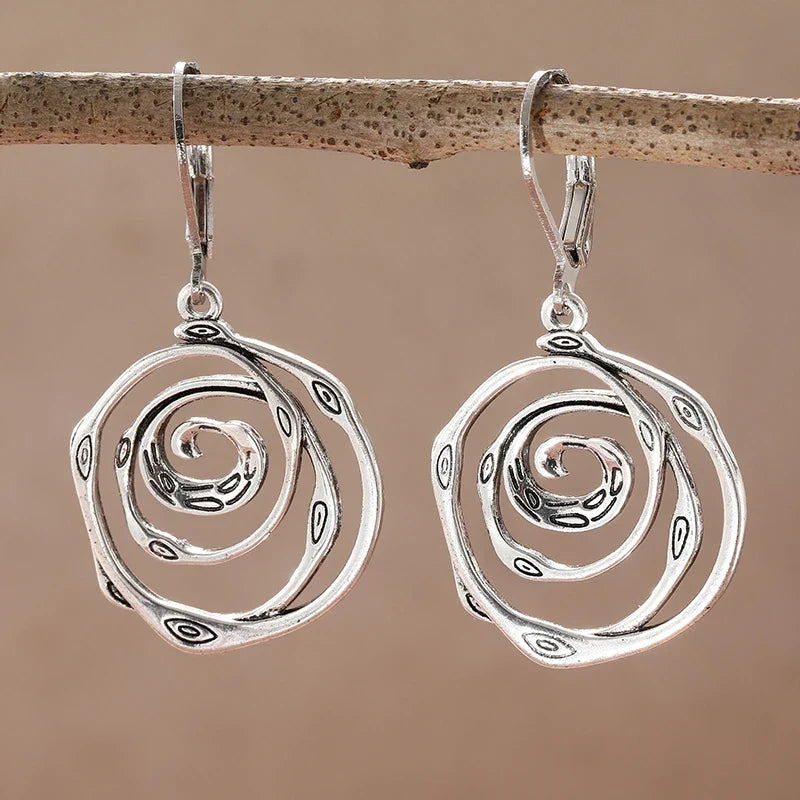 Drop earrings with engraved spiral