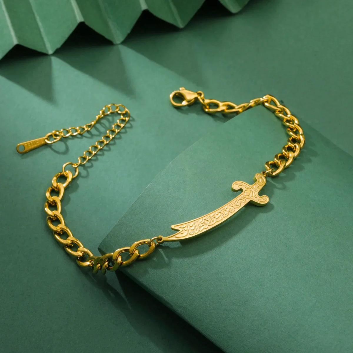 Bracelet with Arabic Ali Zulfiqar sword in gold