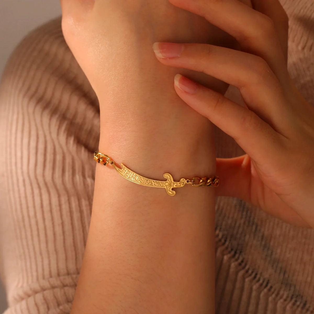 Bracelet with Arabic Ali Zulfiqar sword in gold