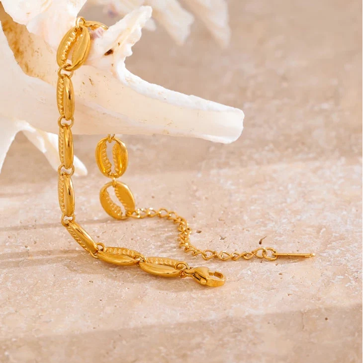 Gold-plated cowrie shell bracelet