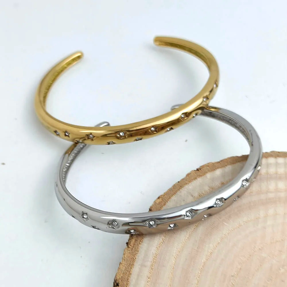 Elegant Bracelet with Celestial Stars in gold