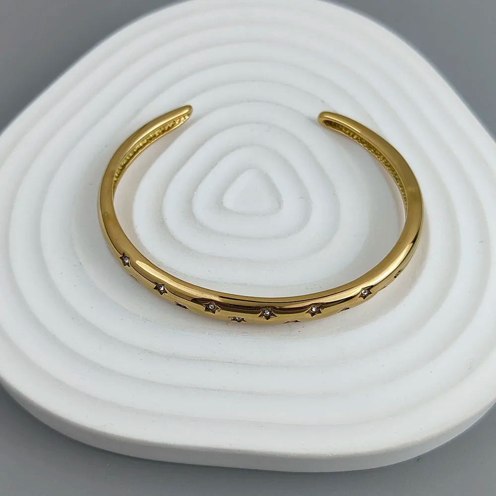 Elegant Bracelet with Celestial Stars in gold