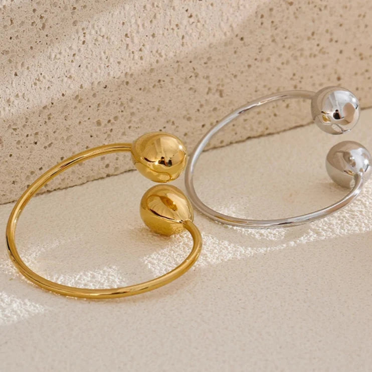 Charm Curb Bracelet with Water Drop in gold