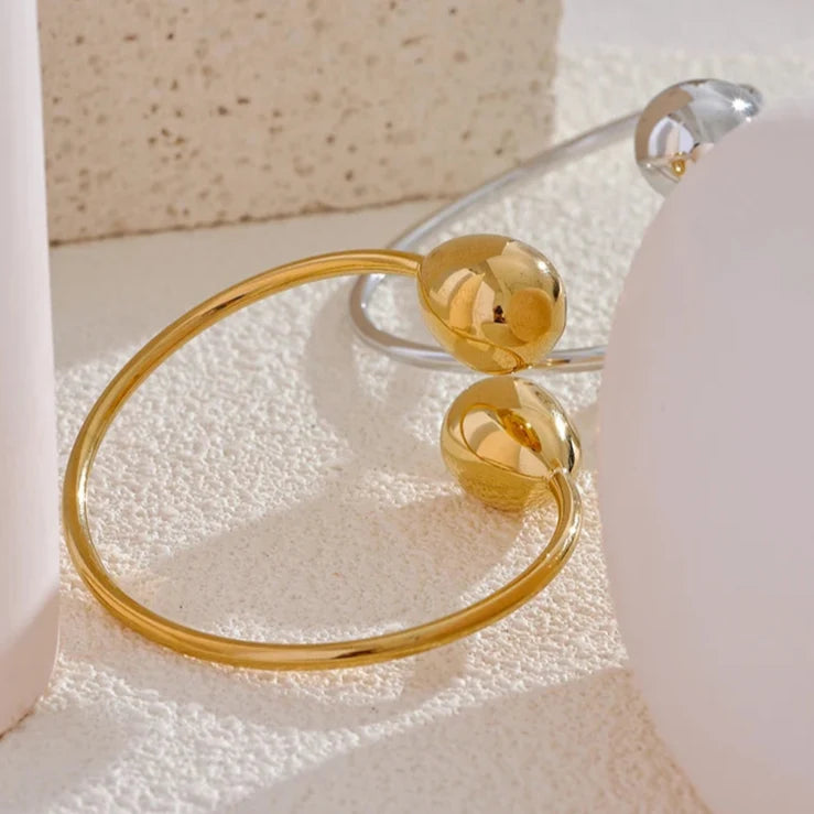 Charm Curb Bracelet with Water Drop in gold
