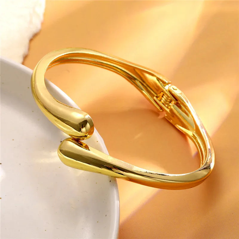 Fine Water Drop Curb Bracelet in Gold