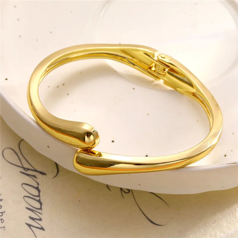 Fine Water Drop Curb Bracelet in Gold