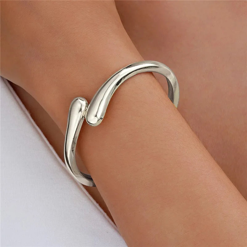 Fine Water Drop Curb Bracelet in Silver