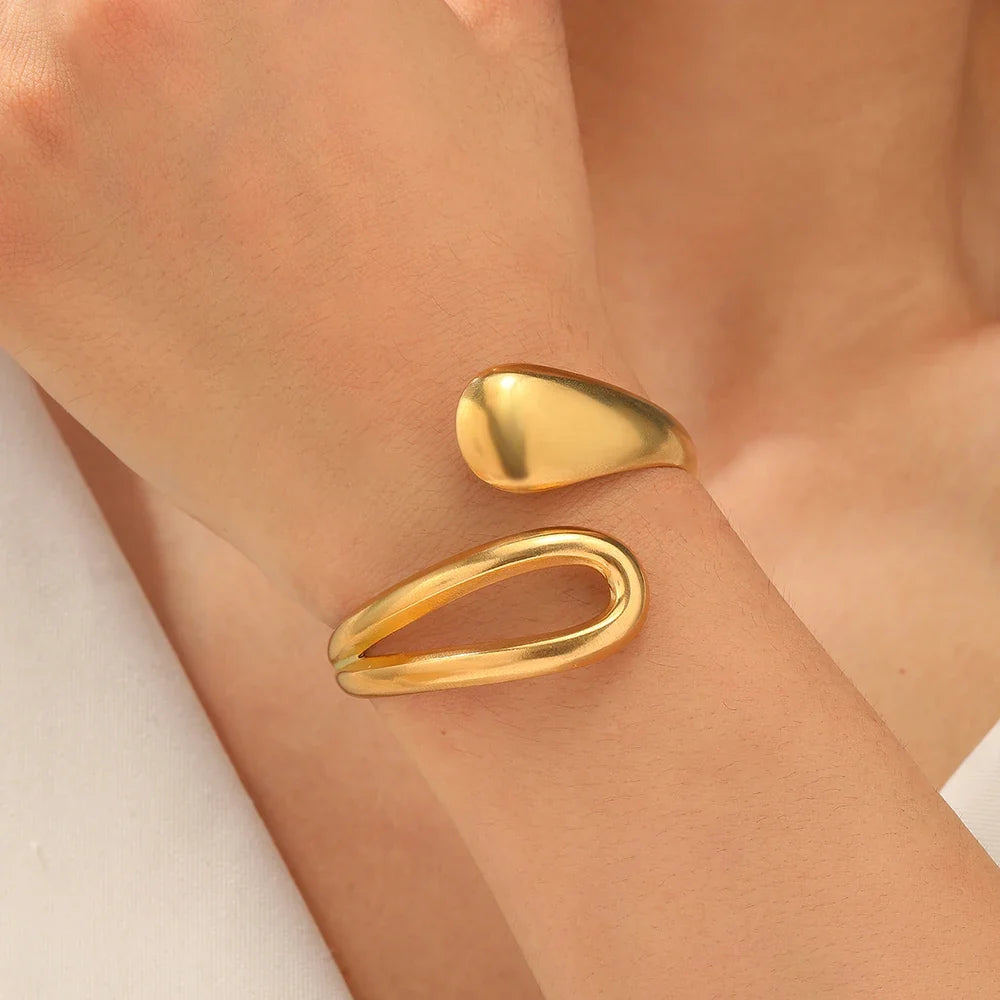 Elegant Figaro Bracelet with Water Drop gold