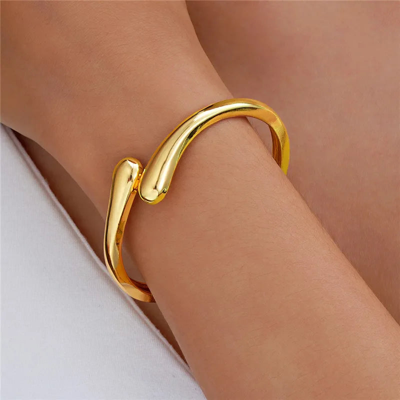 Fine Water Drop Curb Bracelet in Gold