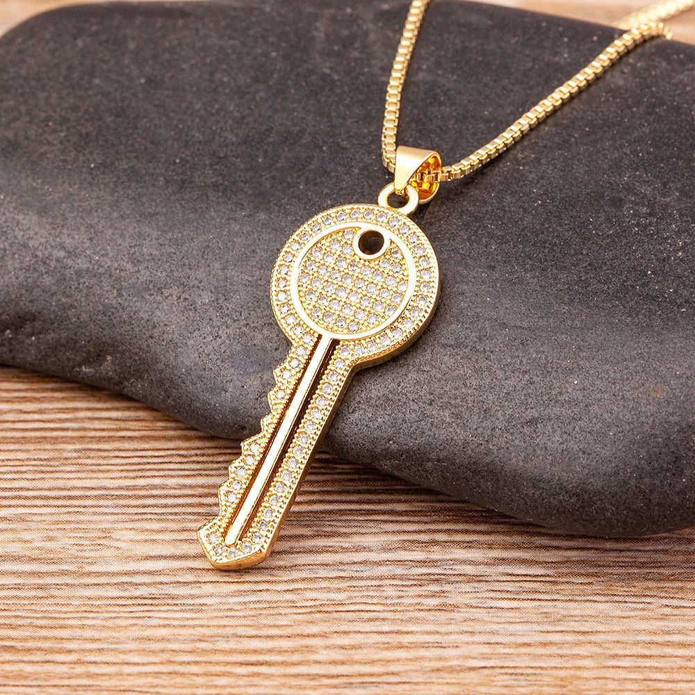 Adjustable necklace with key pendant