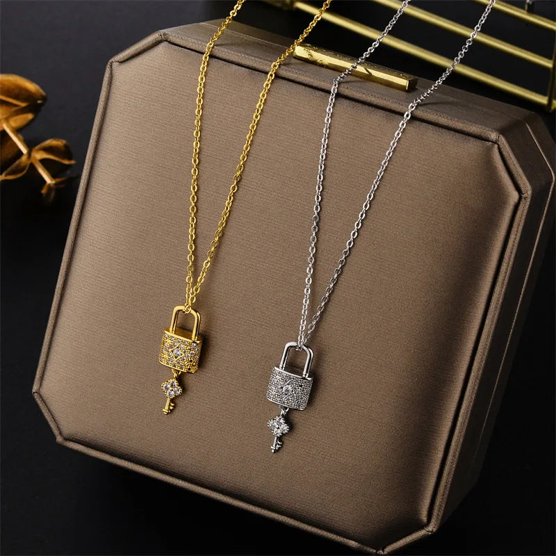 Necklace with key and padlock pendant in gold