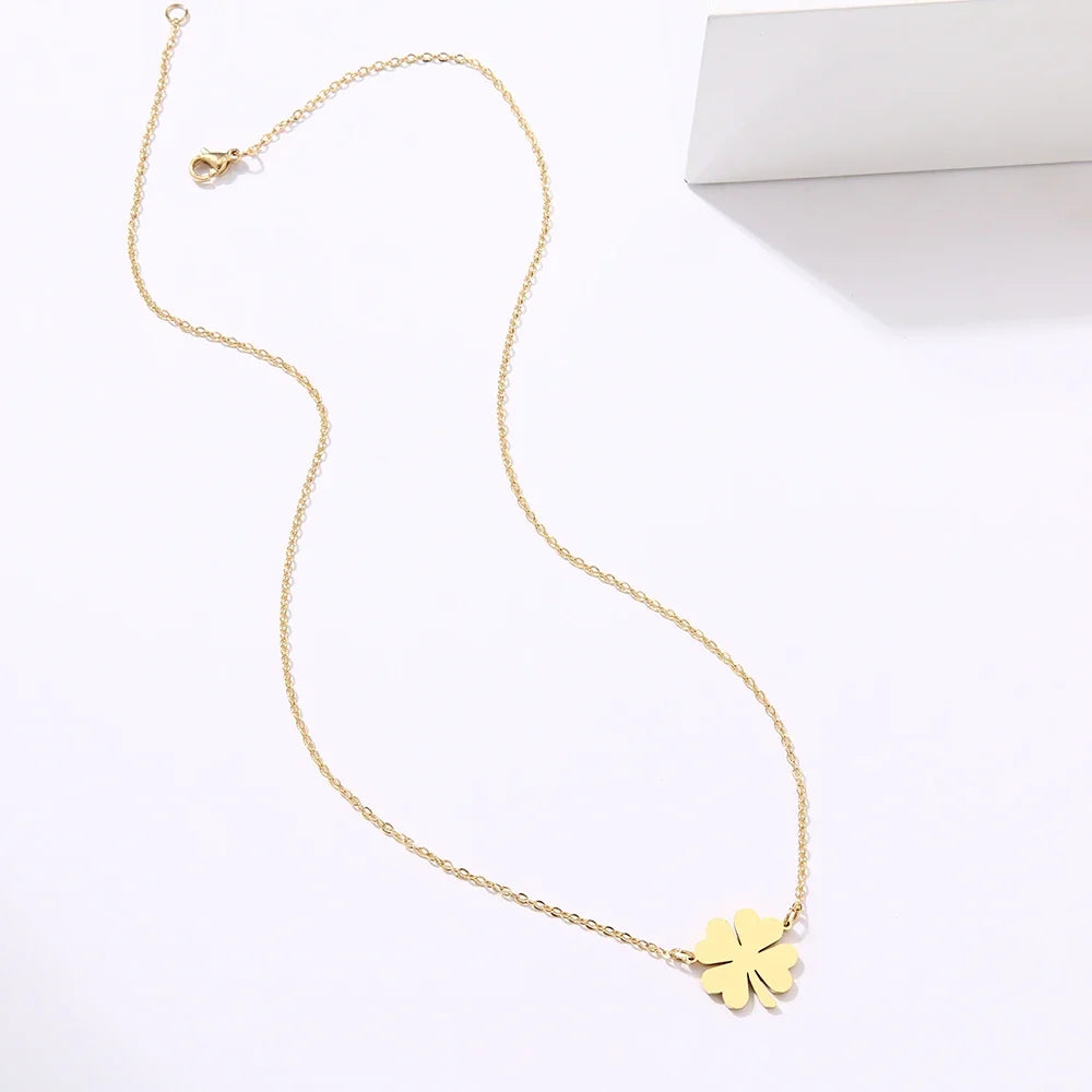 Lucky Clover Leaf Pendant Necklace gold